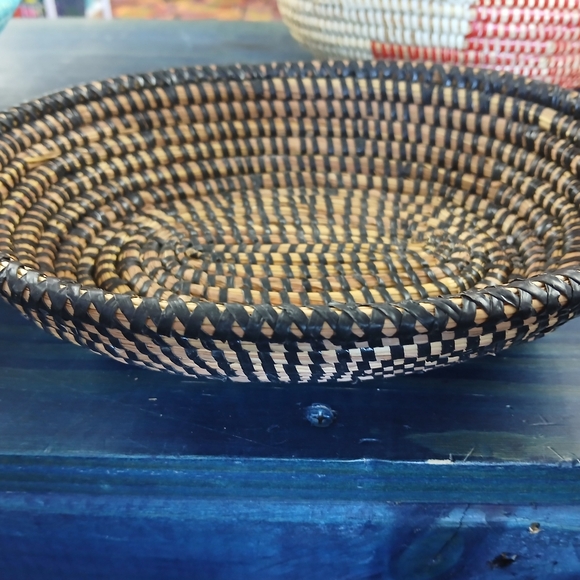 Woven baskets (5),new condition except 1 w/lid is very used condition - Picture 4 of 5